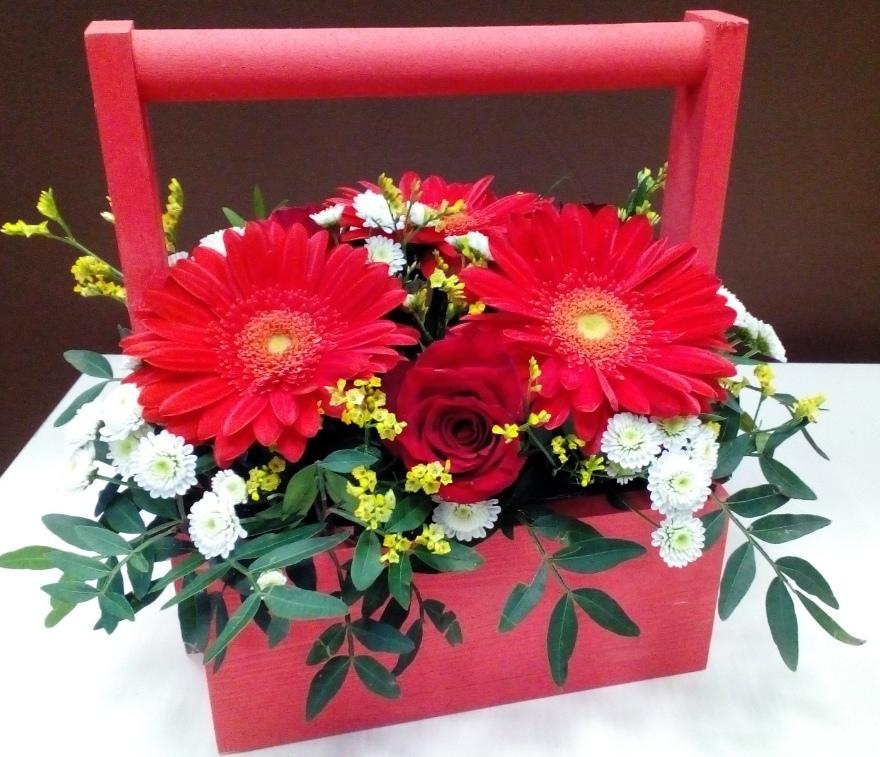 Цветочная композиция в деревянном ящичке 🥰🌺😊. Цена на фото всего 1360 руб 🔥❤👍🏻 — ТЦ «Добрыня», Петрозаводск