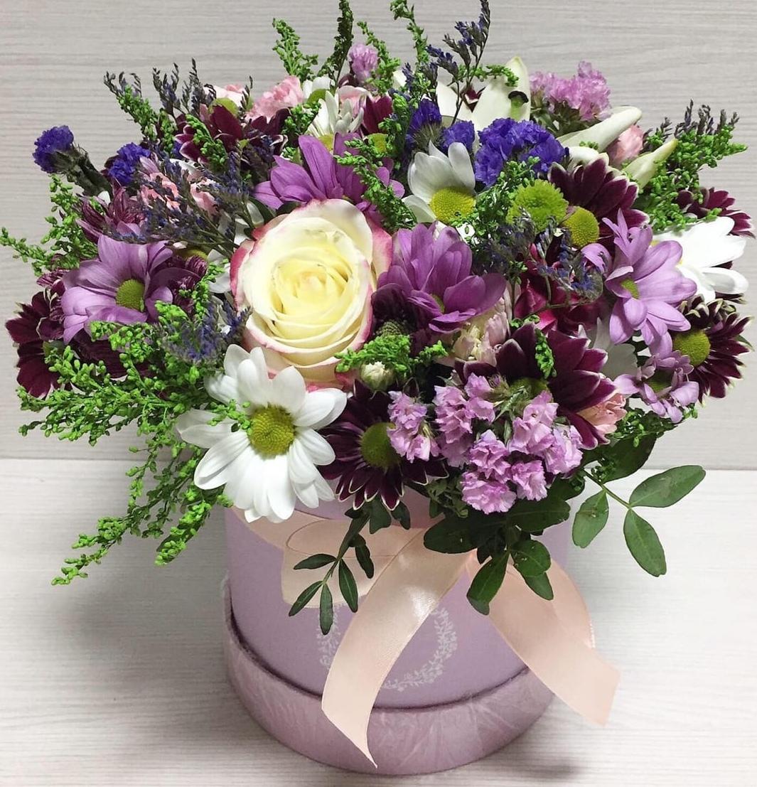 Цветочная композиция в шляпной коробочке 🌺💞😊. Цена на фото всего 2980 руб.☺ — ТЦ «Добрыня», Петрозаводск