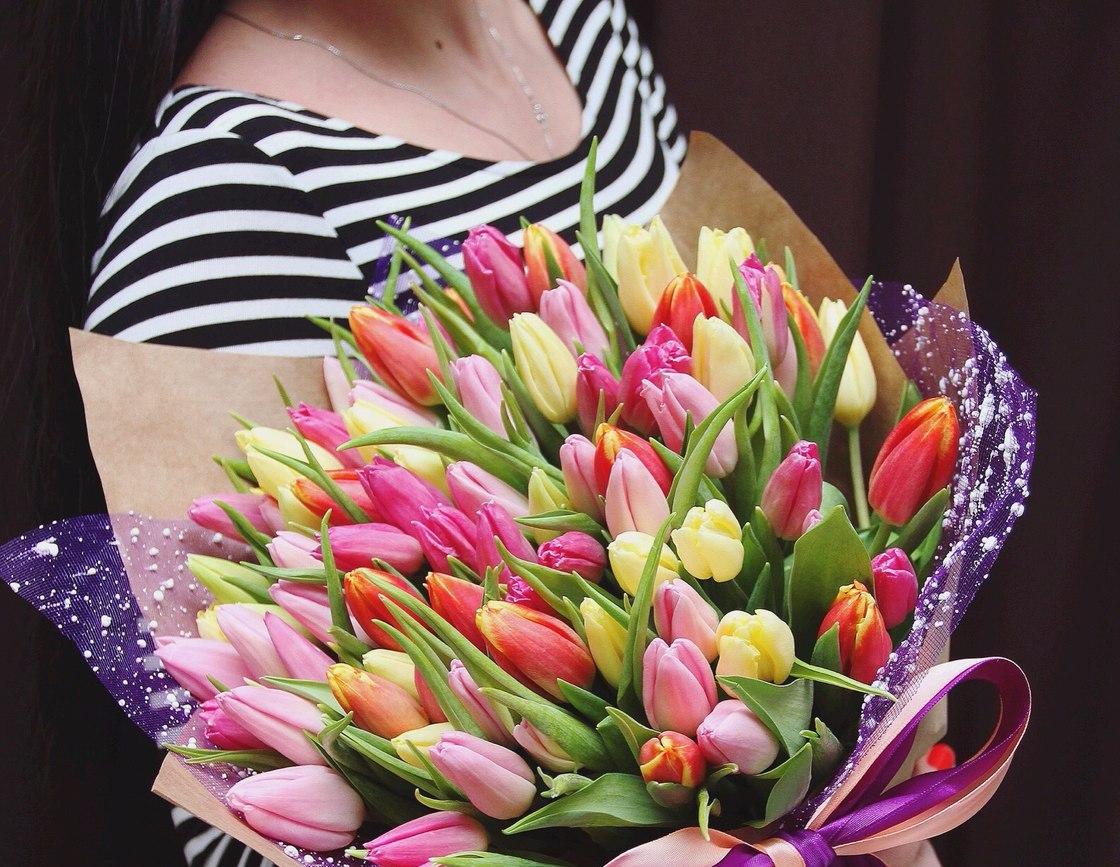 Букет из 51 тюльпана в оформлении всего 1499 руб.😃🌷❤. Для самых любимых💕 — ТЦ «Добрыня», Петрозаводск