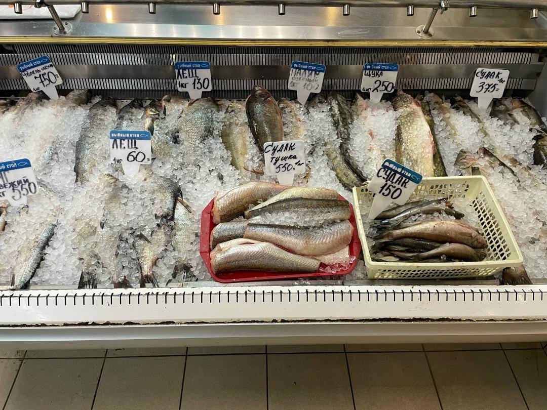 Свежая рыба: Разнообразие свежей рыбы и готовой продукции нашего магазина… — ТЦ «Добрыня», Петрозаводск