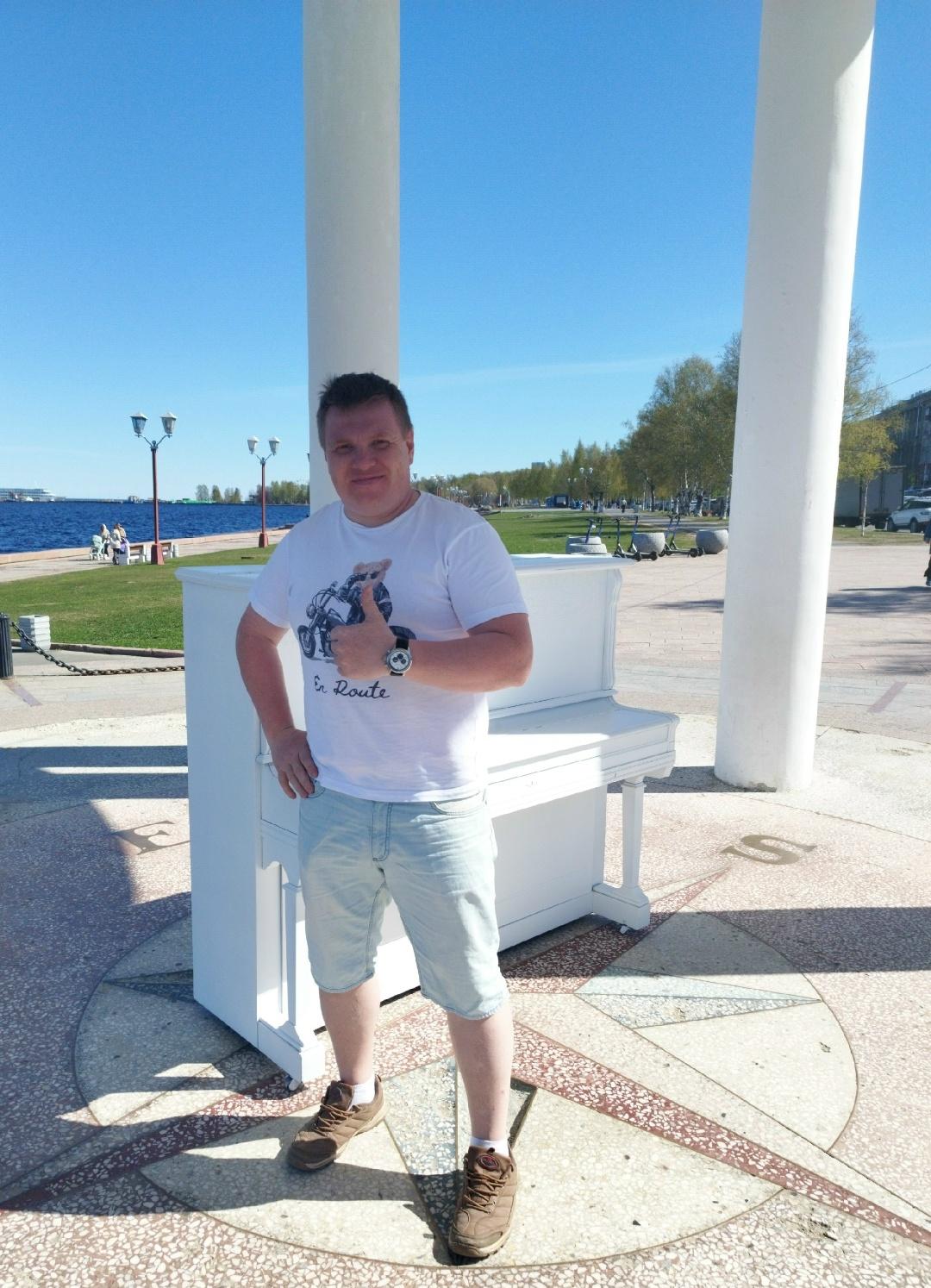 Ну что, друзья, все получилось!!! Белое, настроенное открытое пианино ждёт вас в ротонде… — ТЦ «Добрыня», Петрозаводск